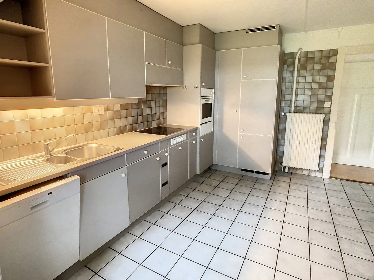 Superbe appartement de 4 pièces au cœur de la ville avec un loyer très attractif ! - Photo 2 sur 10