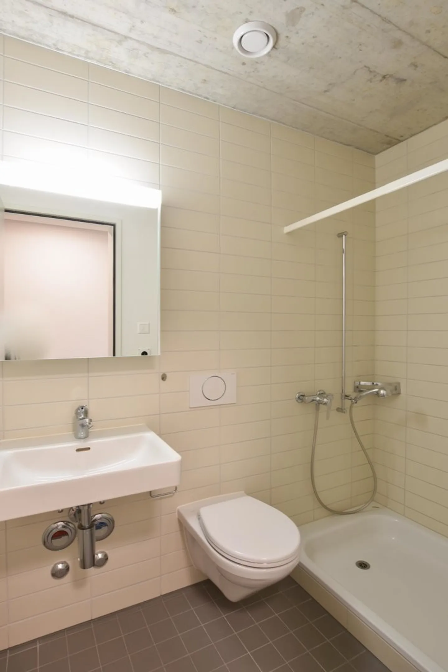 Modern Apartment with Terrace - Photo 6 of 9