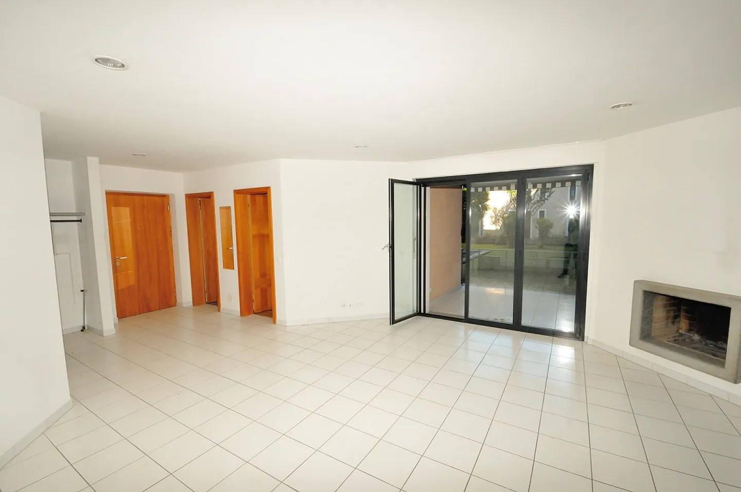 Exceptional 3 ½ Room Apartment - Spacious and Original Three-Room Apartment - Photo 2 of 9