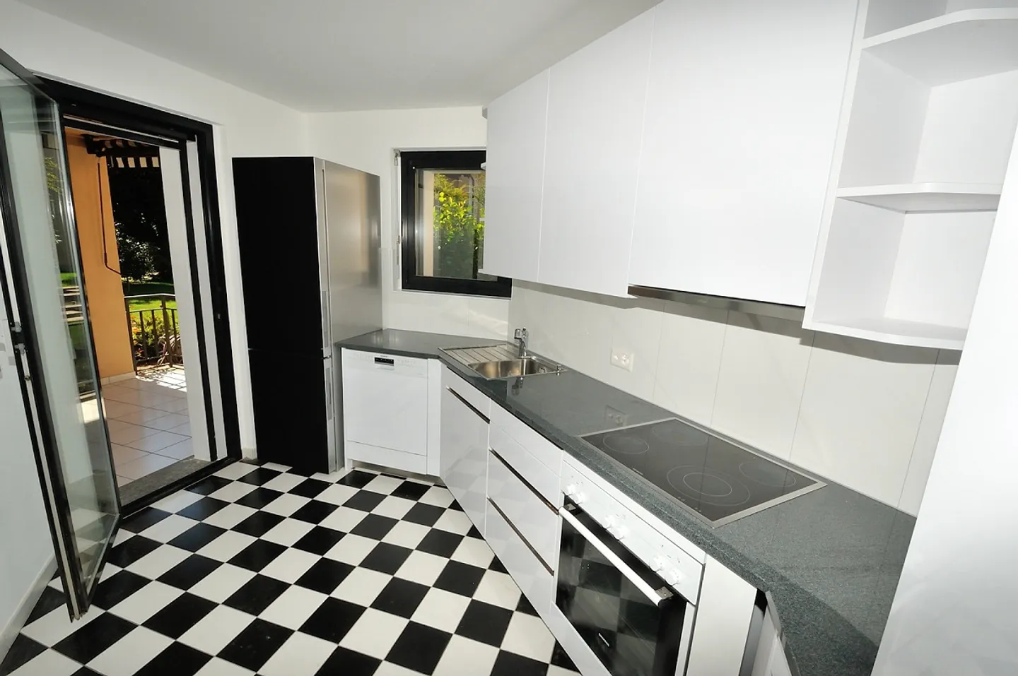 Exceptional 3 ½ Room Apartment - Spacious and Original Three-Room Apartment - Photo 3 of 9