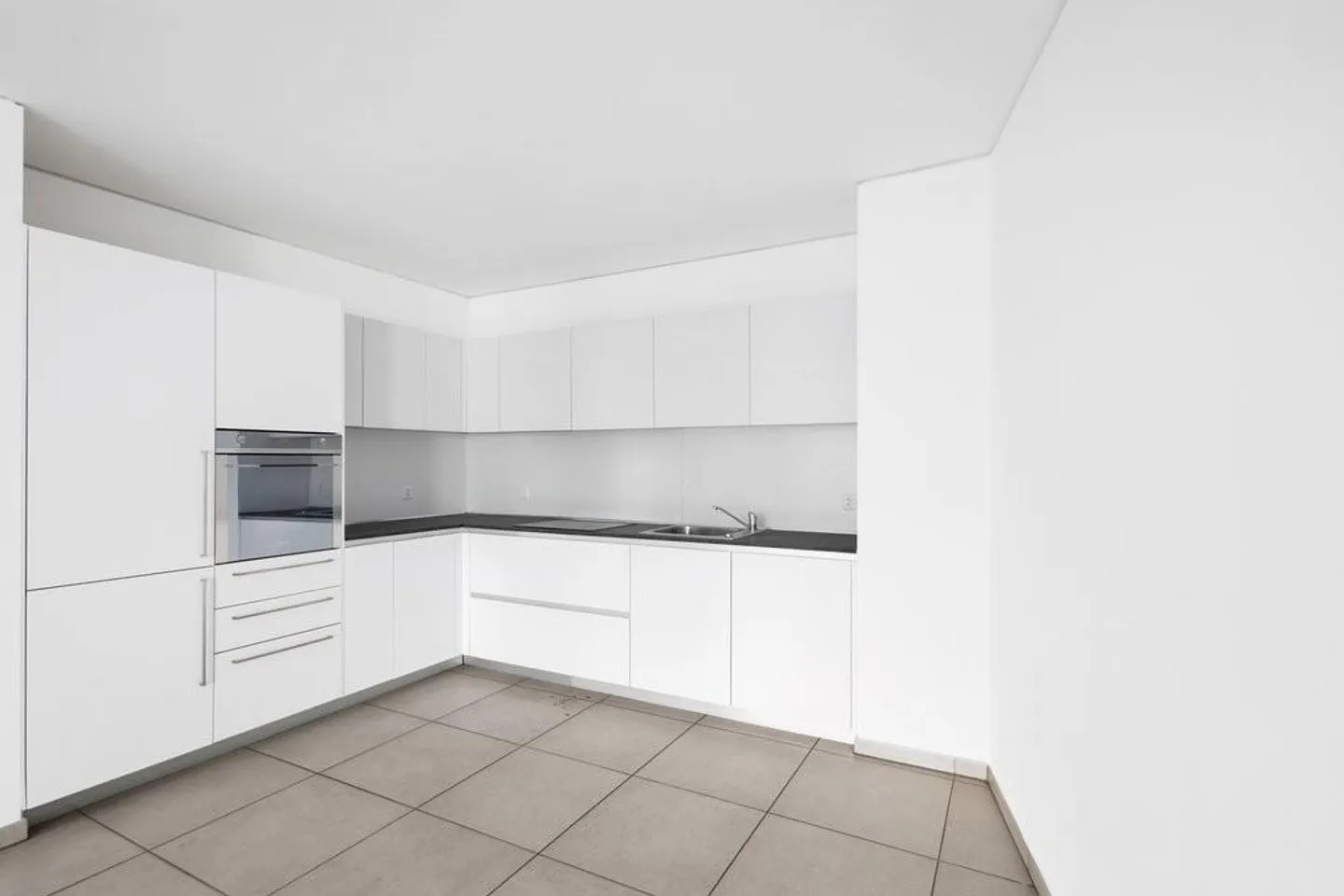 Spacious 2.5-room apartment with terrace in Paradiso - Photo 2 of 10