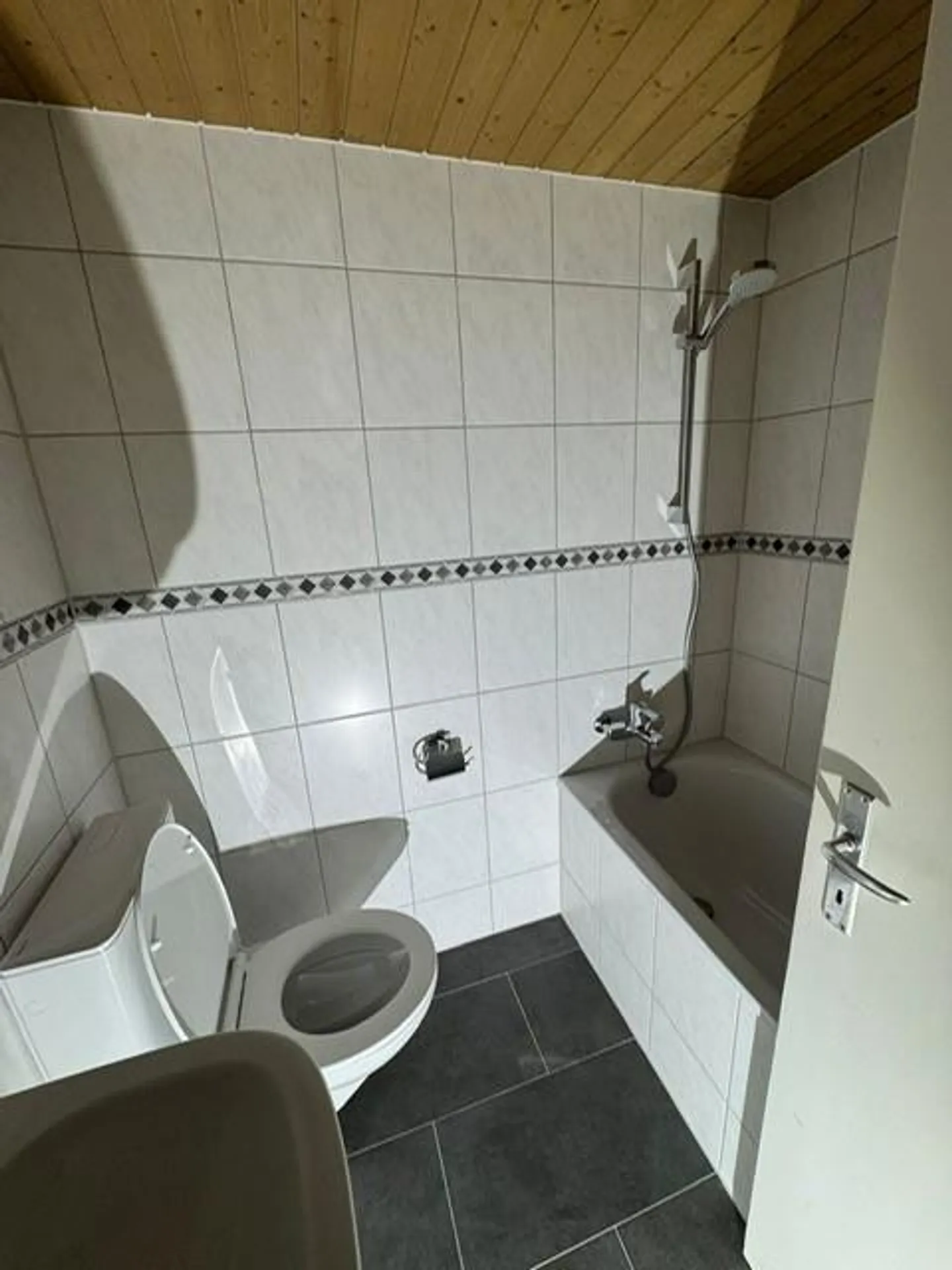 Charming Renovated Apartment - Photo 2 of 6