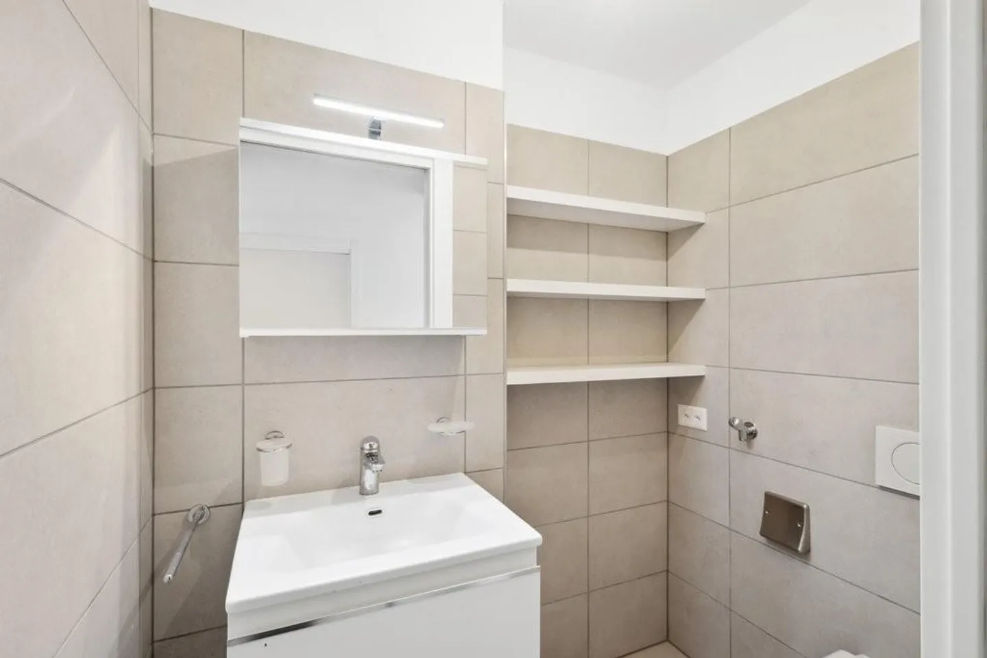 Spacious 2.5-room apartment with terrace in Paradiso - Photo 8 of 10