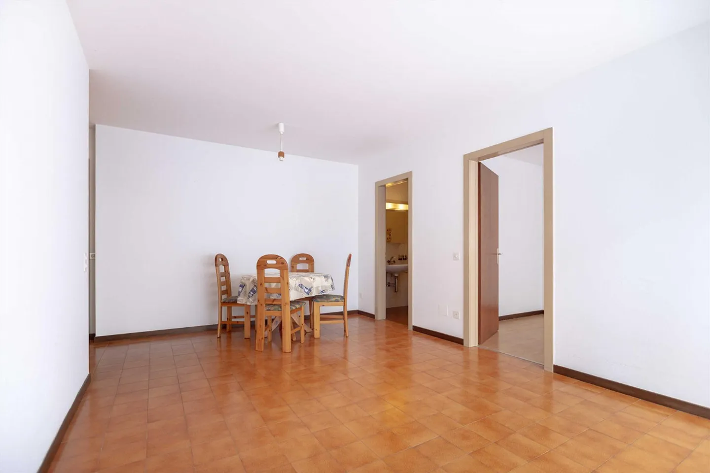 Comfortable 2.5-room apartment in the green in Mendrisio - Photo 5 of 9
