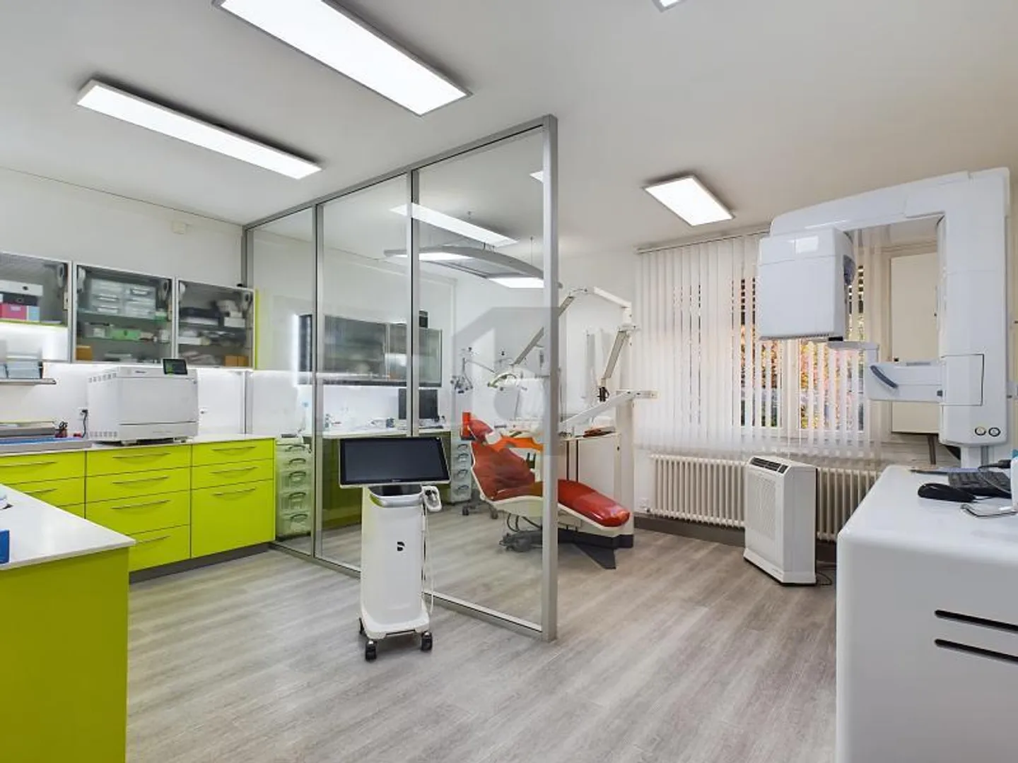 Modernes Büro mit Seeblick - Foto 2 von 6