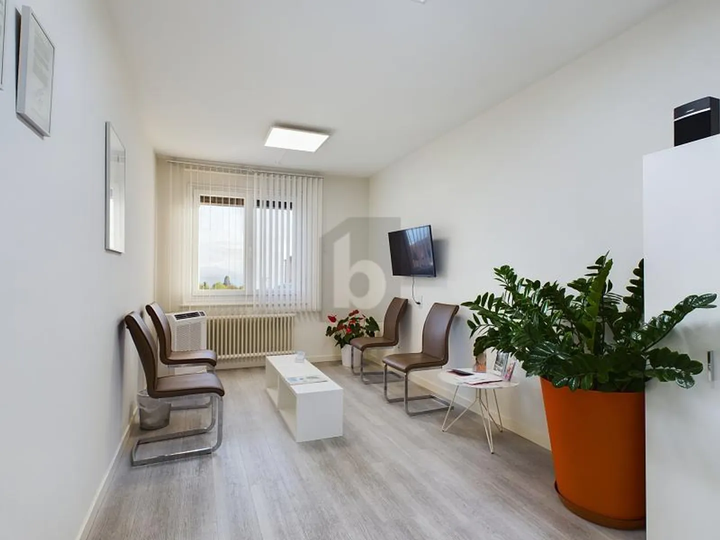 Modernes Büro mit Seeblick - Foto 4 von 6