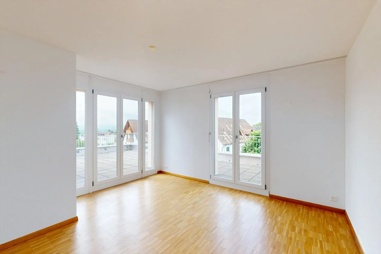 Appartement en attique avec grande terrasse dans la verdure - Photo 5 sur 12