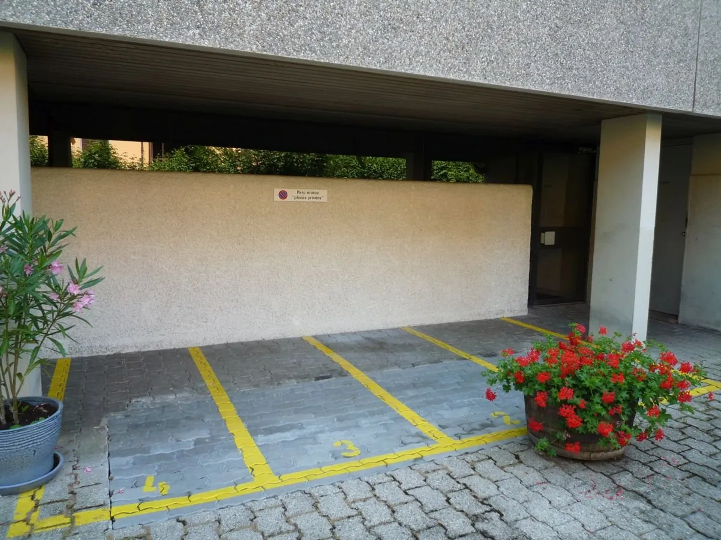 Place de parking extérieure n° 3 pour moto - Photo 2 sur 2