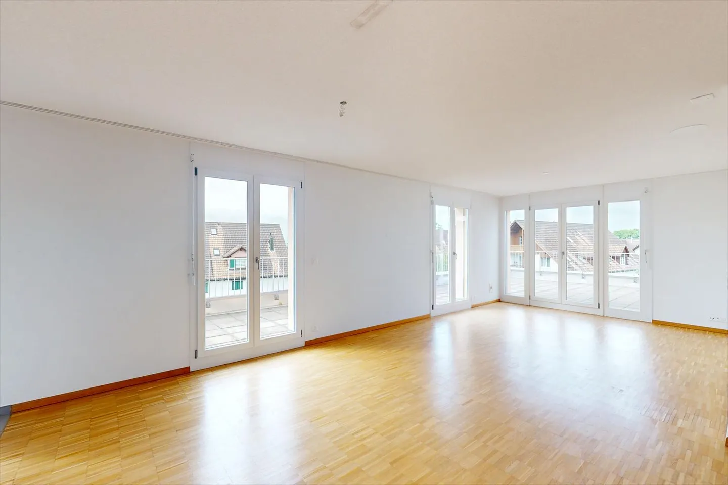Appartement en attique avec grande terrasse dans la verdure - Photo 2 sur 12
