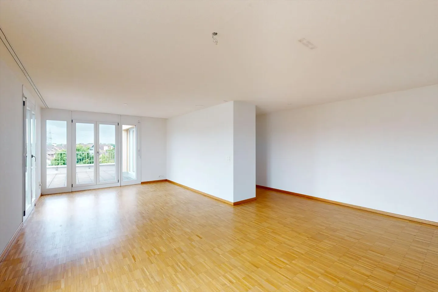 Appartement en attique avec grande terrasse dans la verdure - Photo 3 sur 12