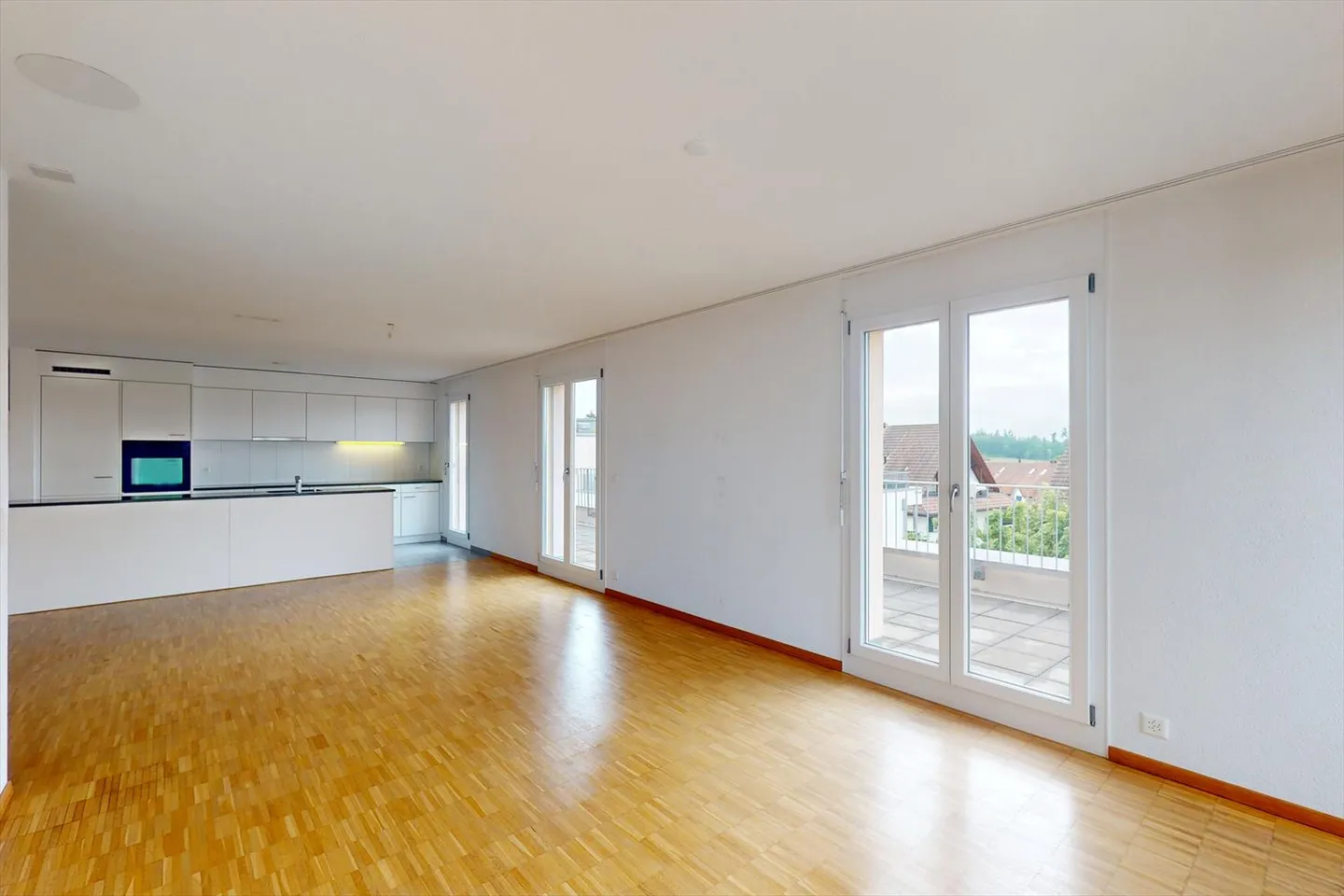 Appartement en attique avec grande terrasse dans la verdure - Photo 4 sur 12