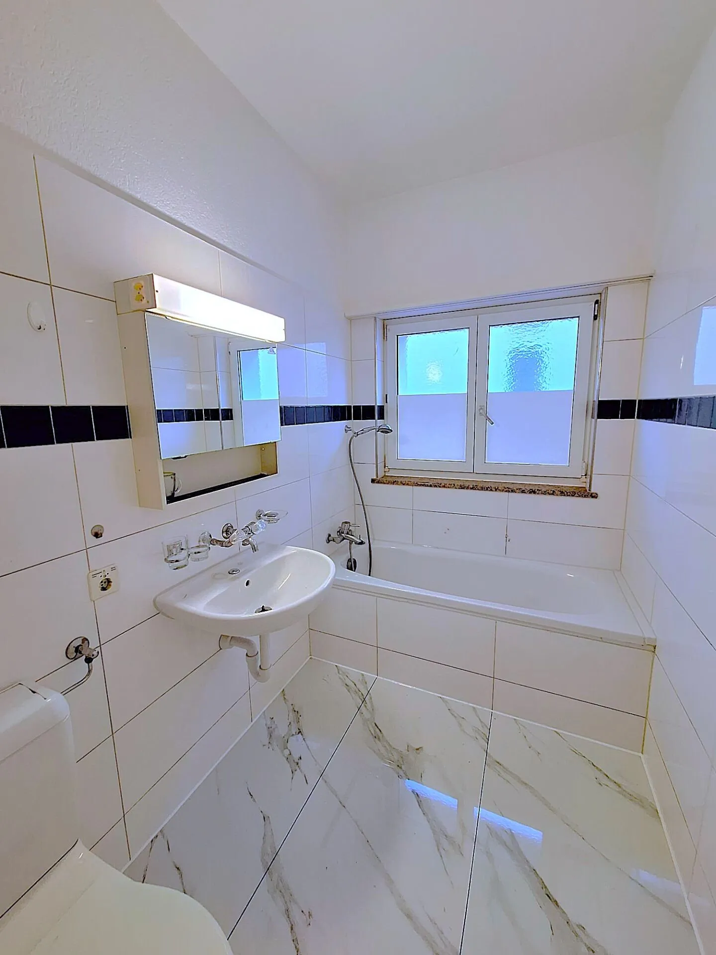 Grand appartement rénové de 4,5 pièces à louer à Sennwald - Photo 1 sur 11