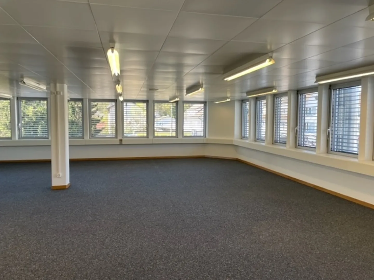 Espace de bureau de 192m2 à Füllinsdorf - Photo 2 sur 4