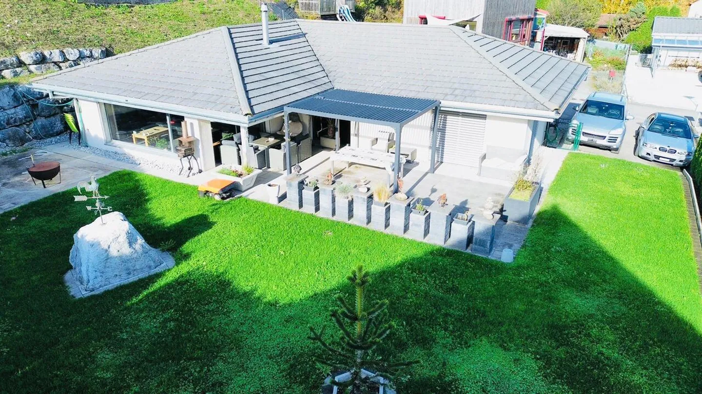 Zu vermieten - Einfamilienhaus mit 4,5 Zimmern und Garten in Riaz - Foto 3 von 9