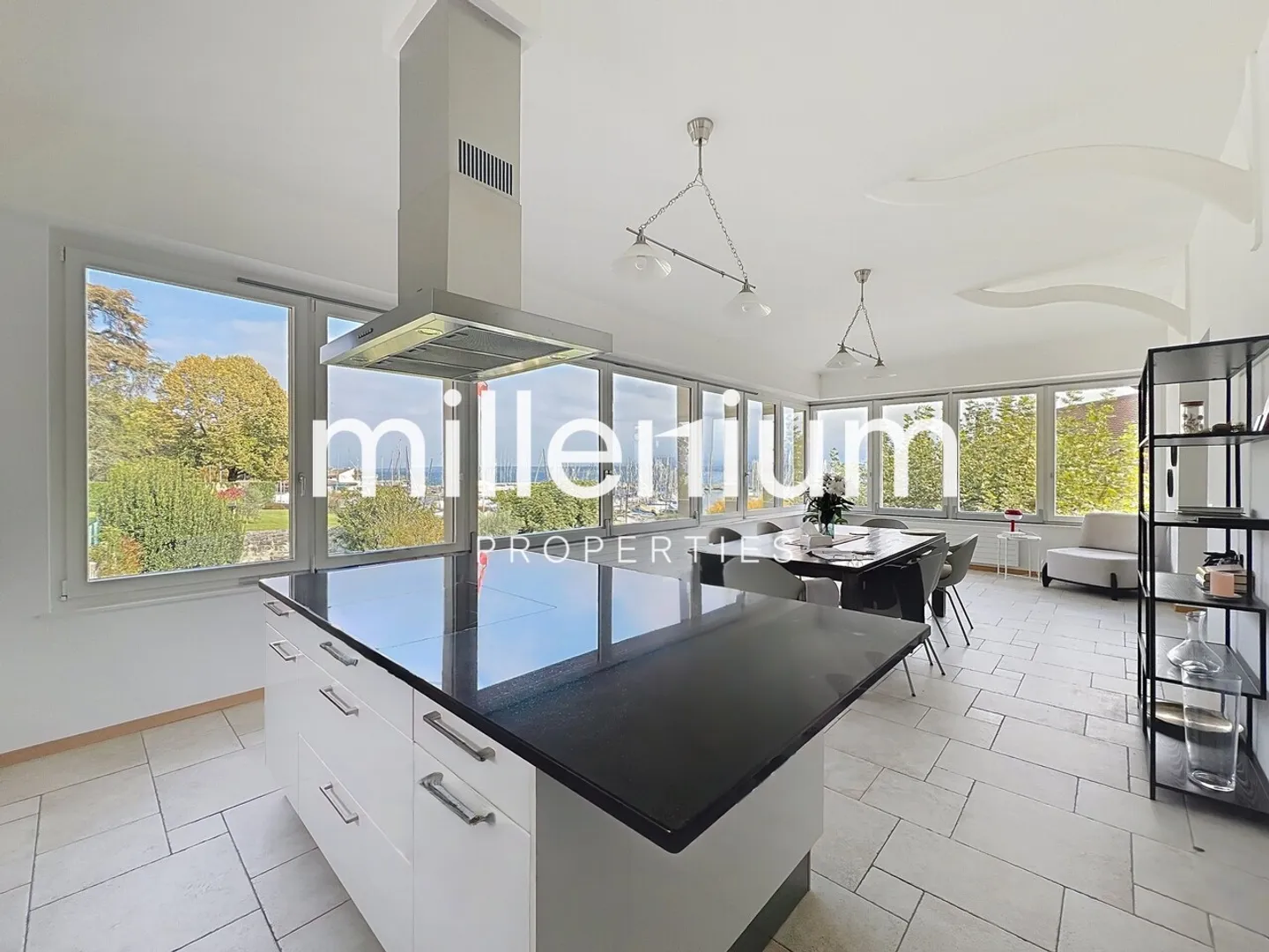 Wunderschöne Villa nur wenige Schritte vom See entfernt - Foto 2 von 13