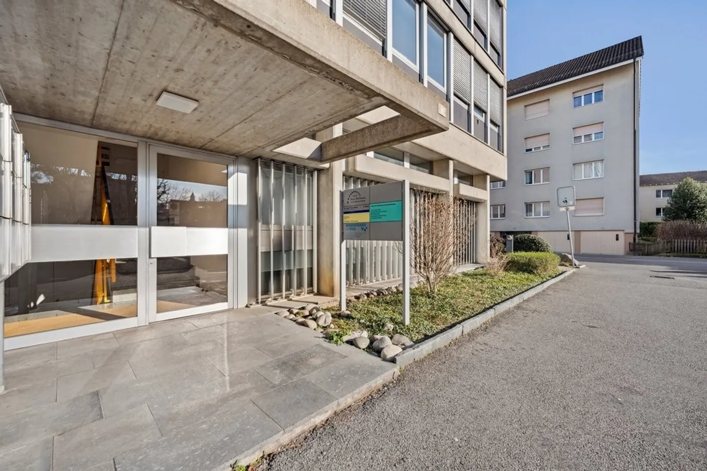Grosse, helle Praxisräumlichkeiten an frequentierter Lage in Allschwil - Foto 3 von 4
