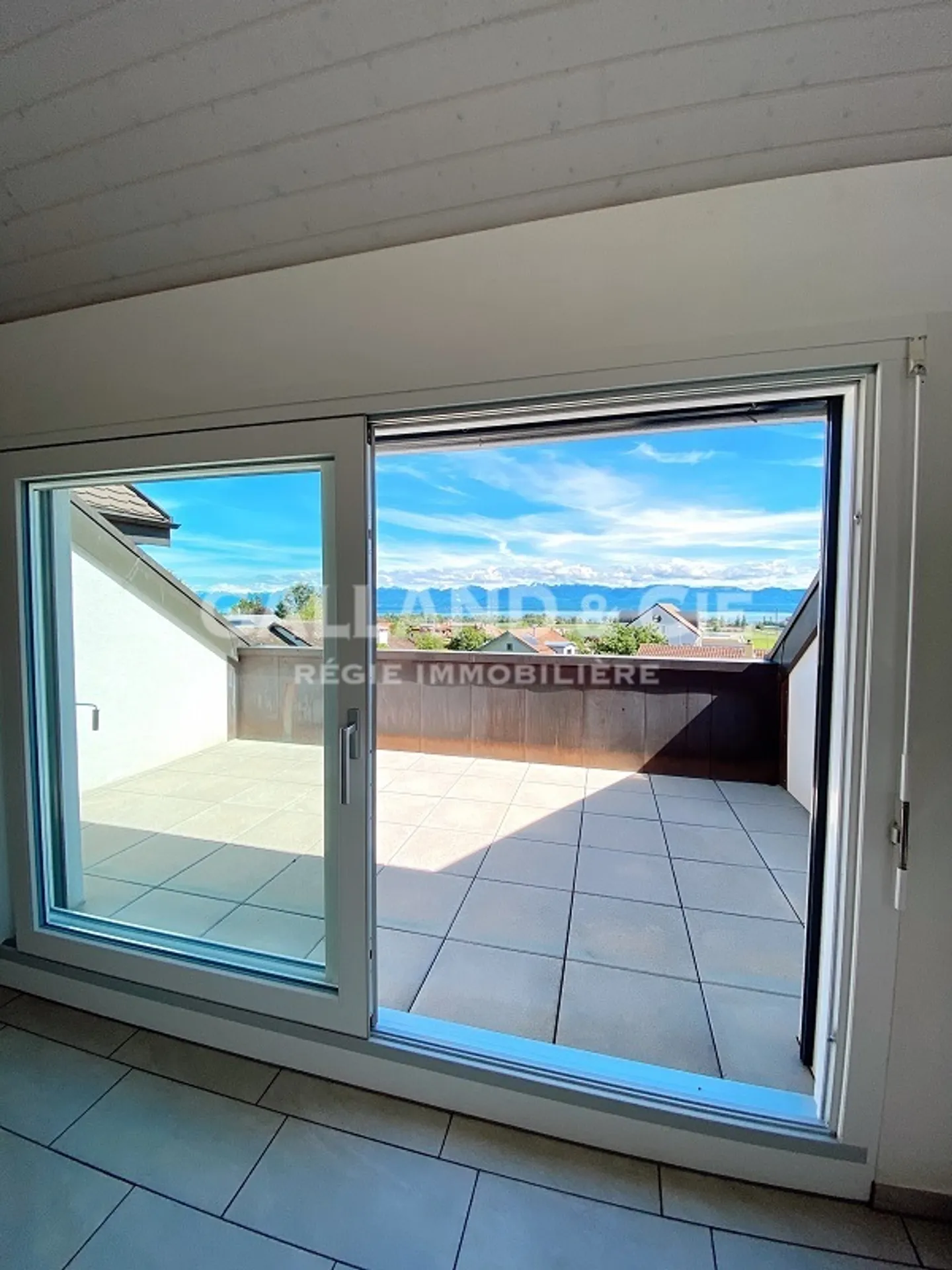 Appartement moderne avec vue lac - Photo 1 sur 7