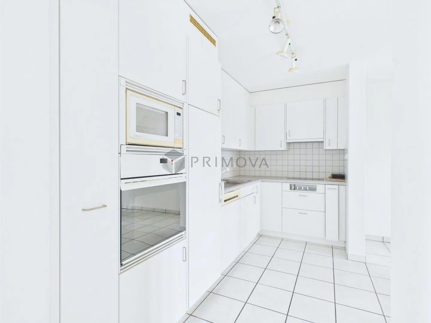 Helle 2.5 Zimmer-Dachwohnung mit Lift, Parkplatz und besonderem Woh... - Photo 4 sur 9