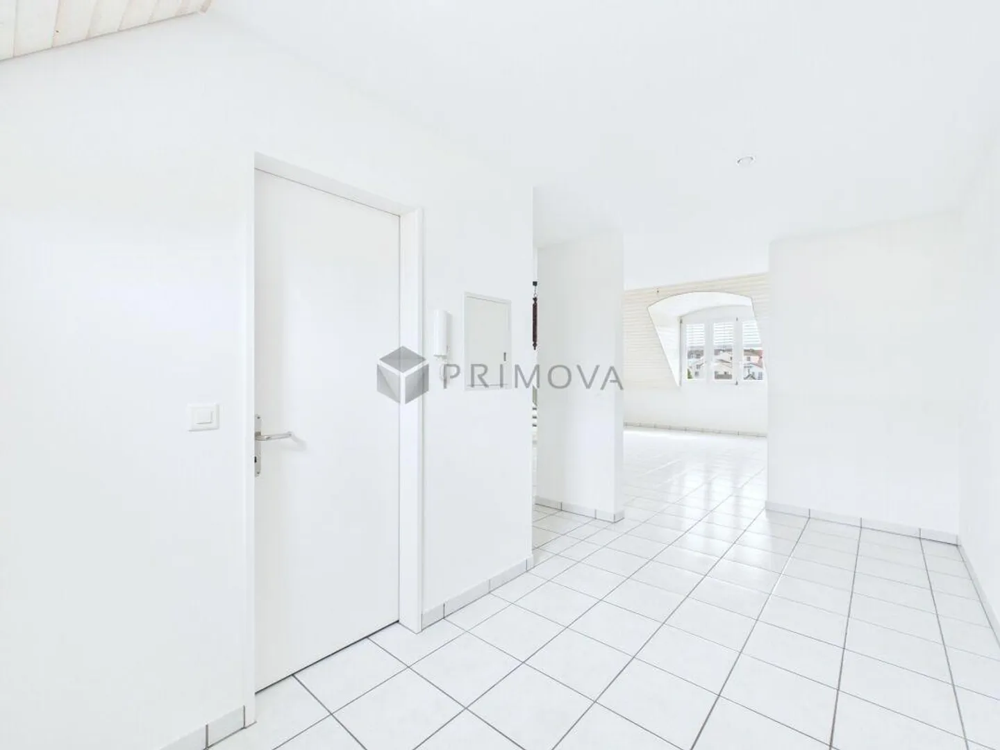 Helle 2.5 Zimmer-Dachwohnung mit Lift, Parkplatz und besonderem Woh... - Photo 3 sur 9