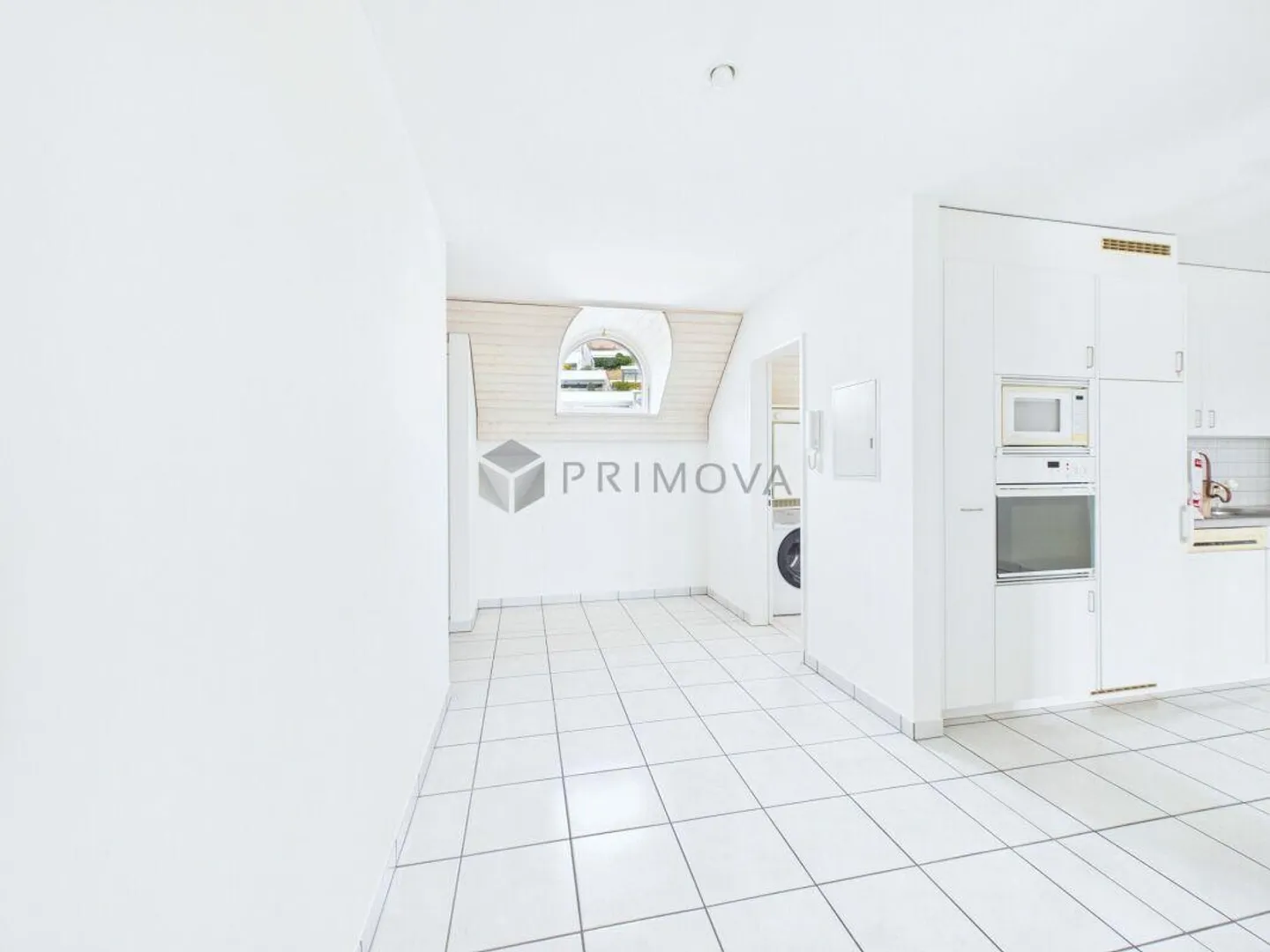Helle 2.5 Zimmer-Dachwohnung mit Lift, Parkplatz und besonderem Woh... - Photo 5 sur 9