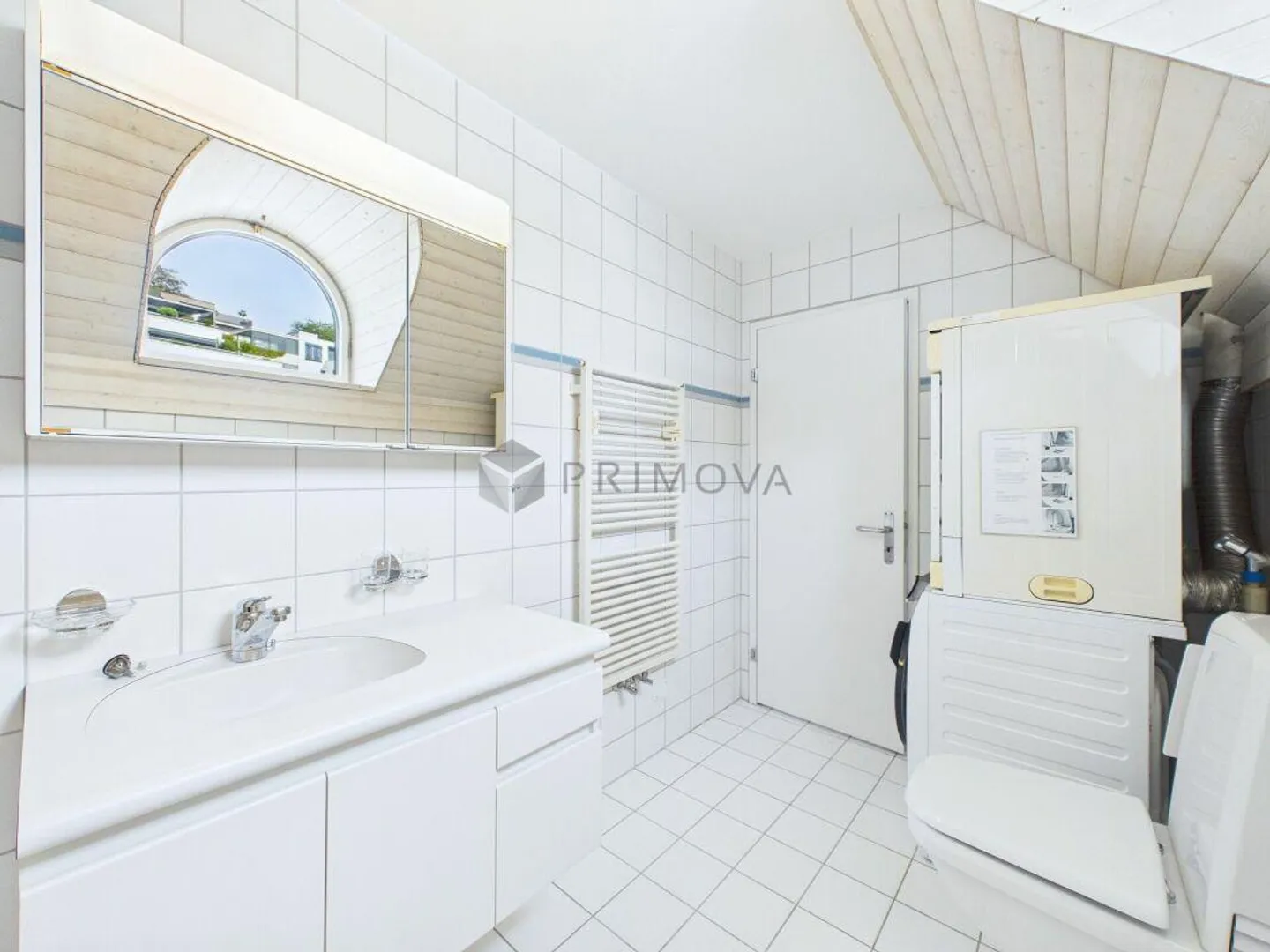 Helle 2.5 Zimmer-Dachwohnung mit Lift, Parkplatz und besonderem Woh... - Photo 7 sur 9