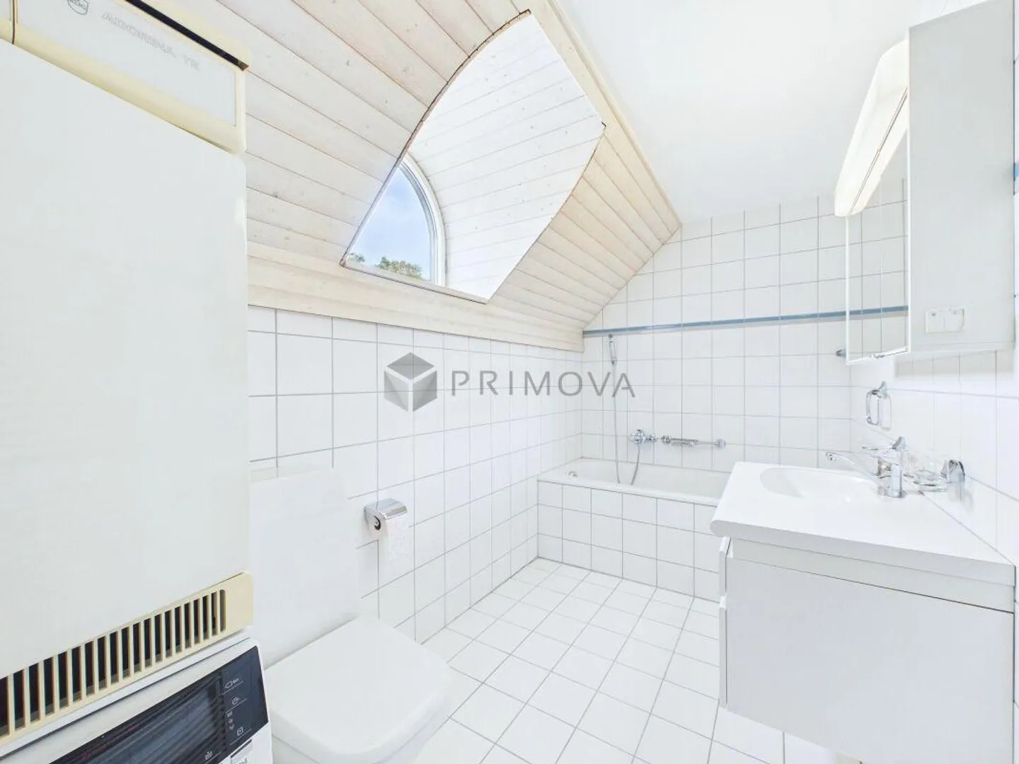 Helle 2.5 Zimmer-Dachwohnung mit Lift, Parkplatz und besonderem Woh... - Photo 6 sur 9