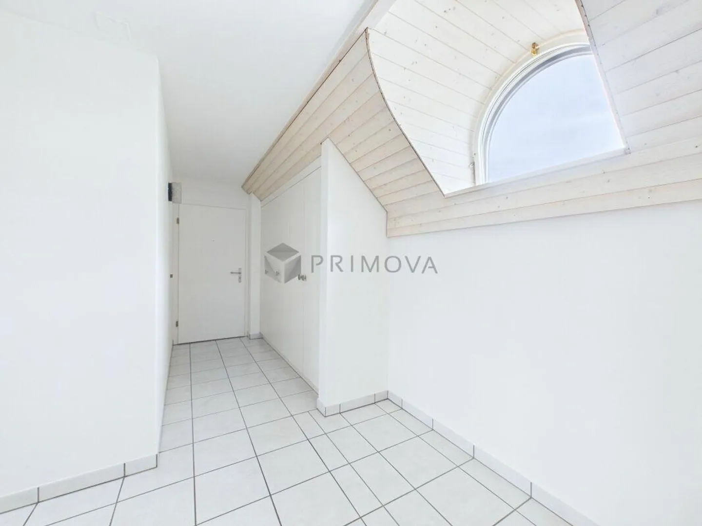 Helle 2.5 Zimmer-Dachwohnung mit Lift, Parkplatz und besonderem Woh... - Photo 8 sur 9