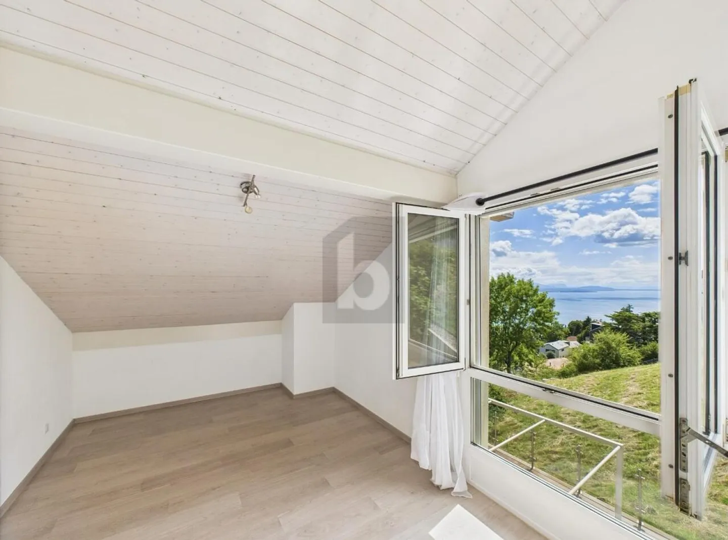 MAGNIFIKANTE VILLA MIT EINEM ATEMBERAUBENDEN BLICK - Foto 4 von 6