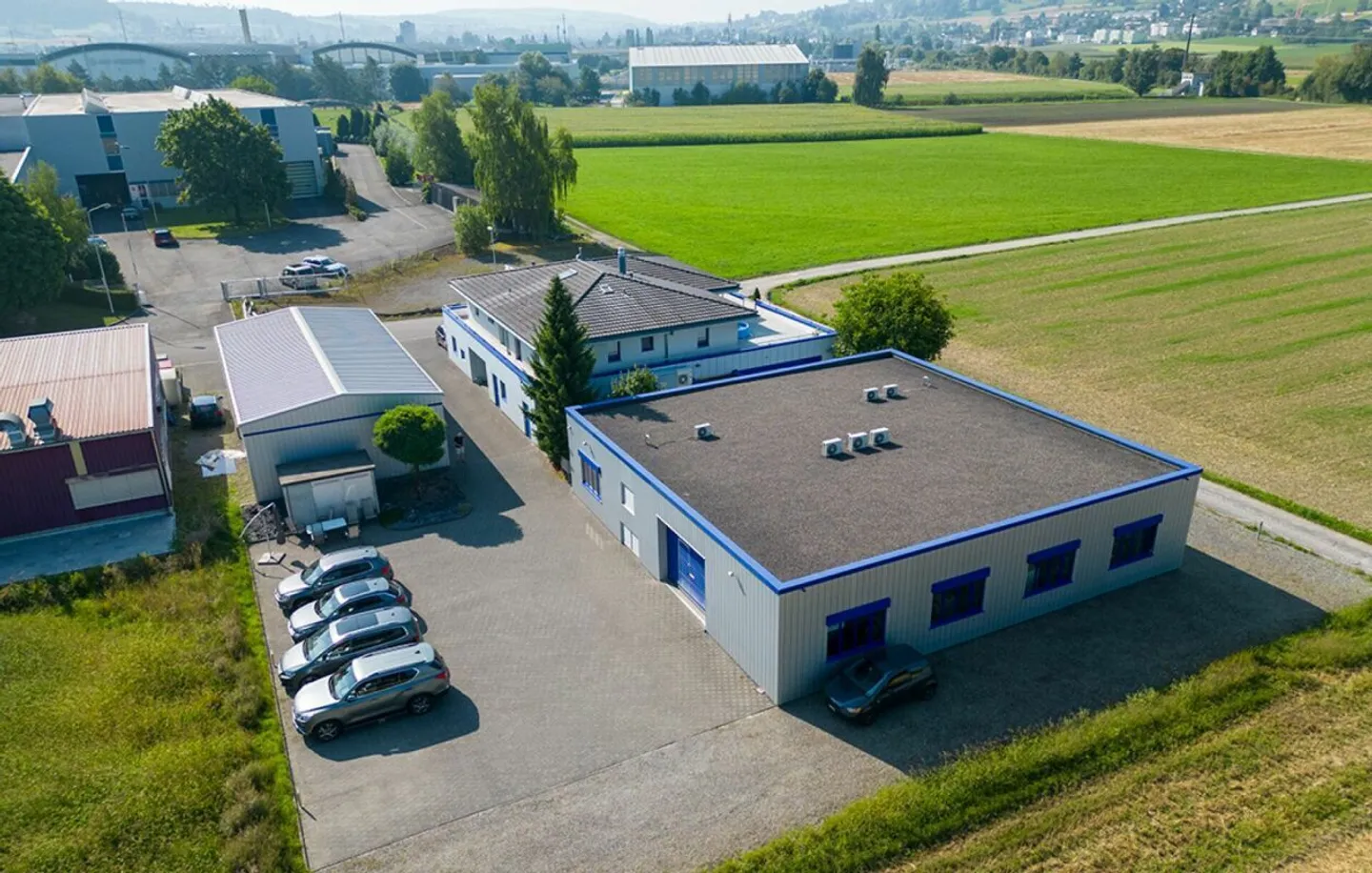 Proprietà commerciale con uffici, produzione, magazzino e appartamento loft esclusivo - Foto 1 di 18