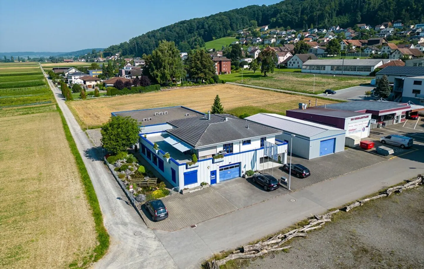 Proprietà commerciale con uffici, produzione, magazzino e appartamento loft esclusivo - Foto 2 di 18