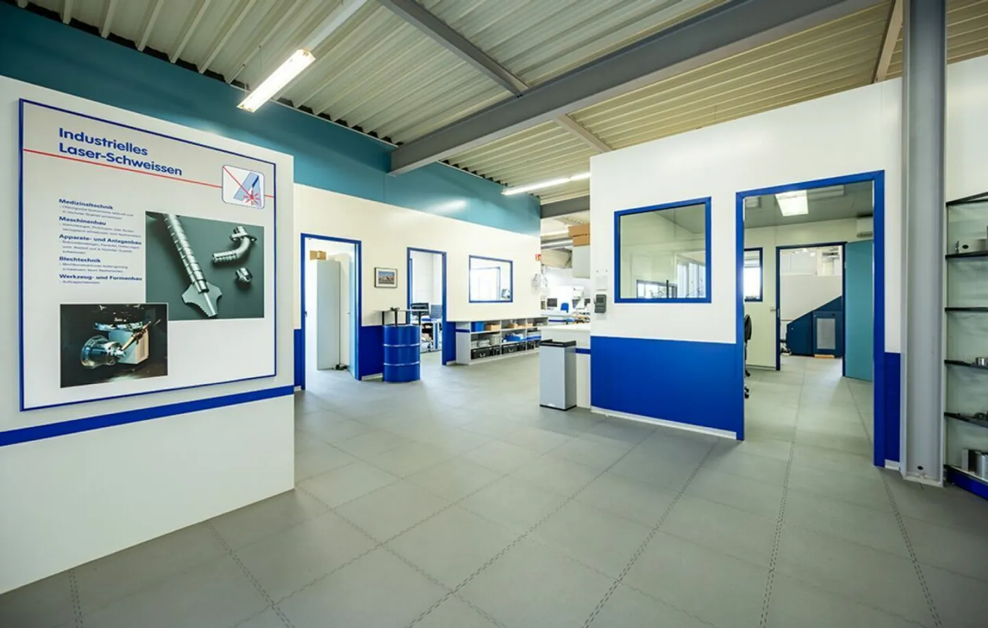 Proprietà commerciale con uffici, produzione, magazzino e appartamento loft esclusivo - Foto 3 di 18