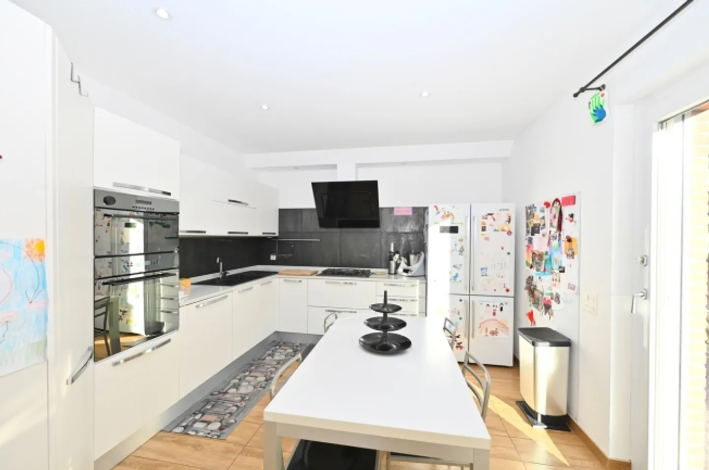 Modern Single-Family House with Garden and Panoramic View - Photo 6 of 18