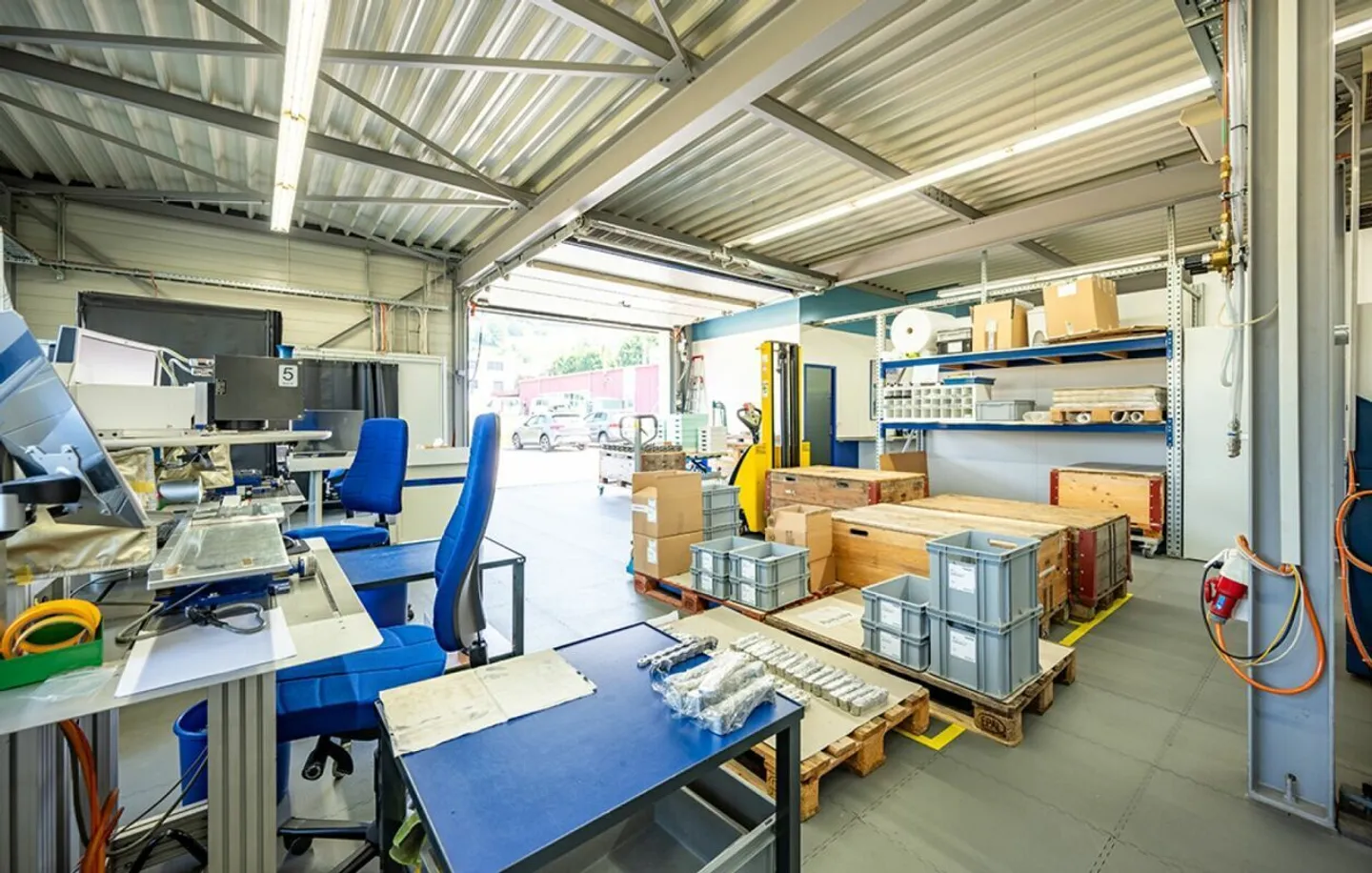 Proprietà commerciale con uffici, produzione, magazzino e appartamento loft esclusivo - Foto 6 di 18
