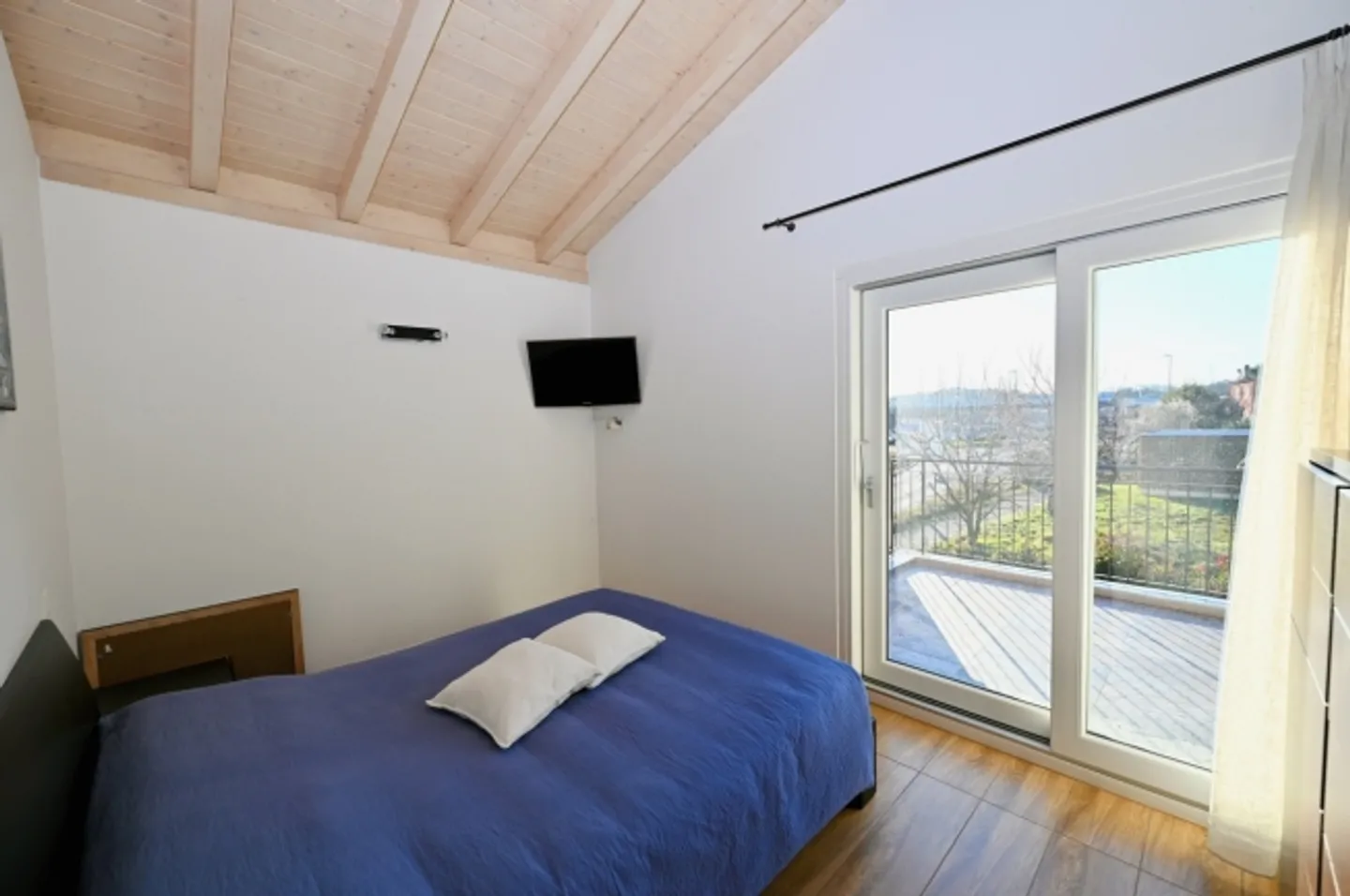 Modern Single-Family House with Garden and Panoramic View - Photo 7 of 18