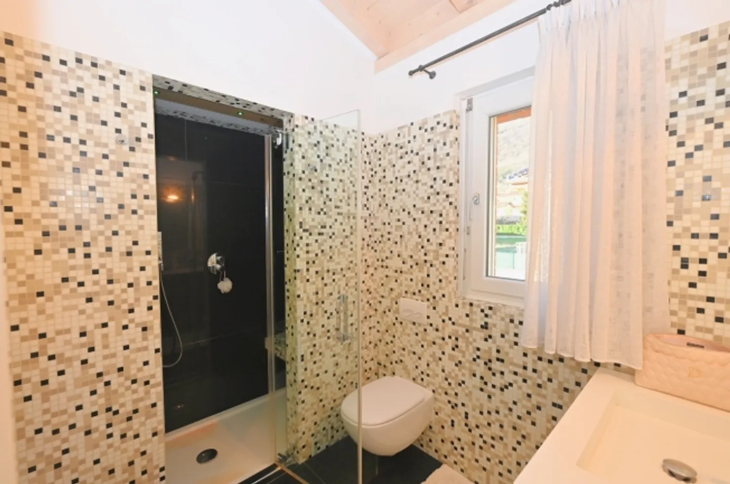 Modern Single-Family House with Garden and Panoramic View - Photo 9 of 18