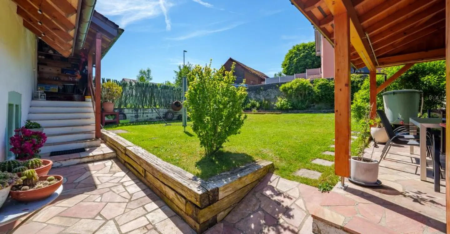Incantevole appartamento duplex di 5,5 locali in una fattoria ristrutturata - Foto 3 di 11