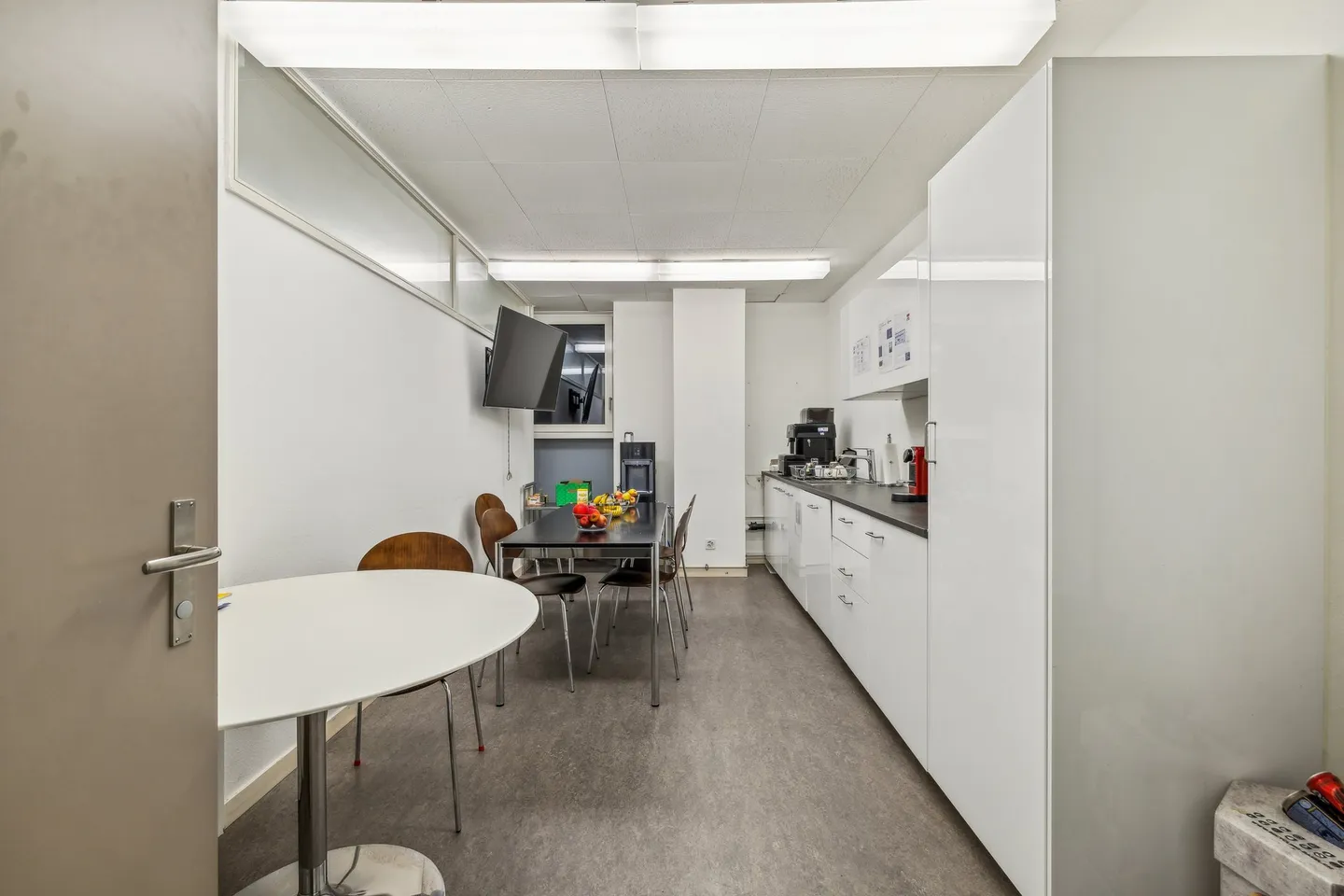 Office or Practice Room (35m2 - 125m2) between Bankverein and Aeschenplatz - Photo 4 of 5