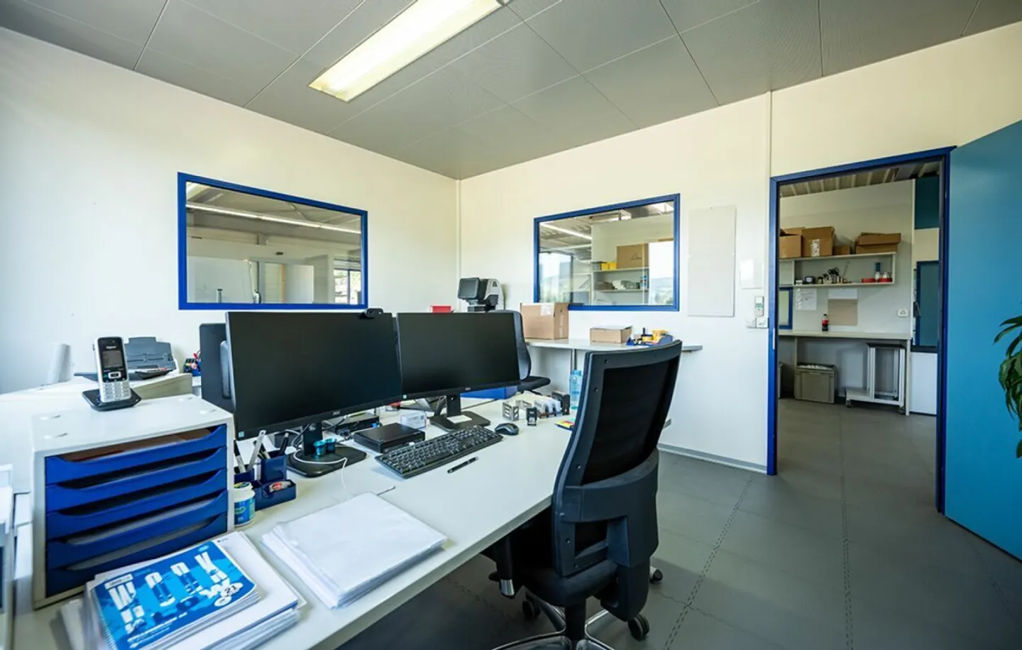 Proprietà commerciale con uffici, produzione, magazzino e appartamento loft esclusivo - Foto 8 di 18