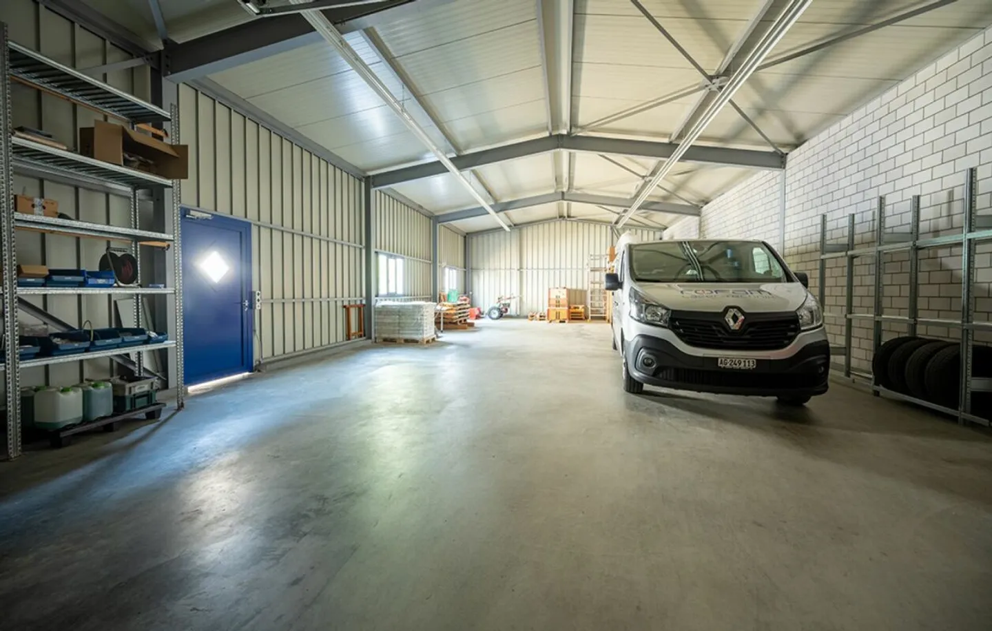 Proprietà commerciale con uffici, produzione, magazzino e appartamento loft esclusivo - Foto 10 di 18