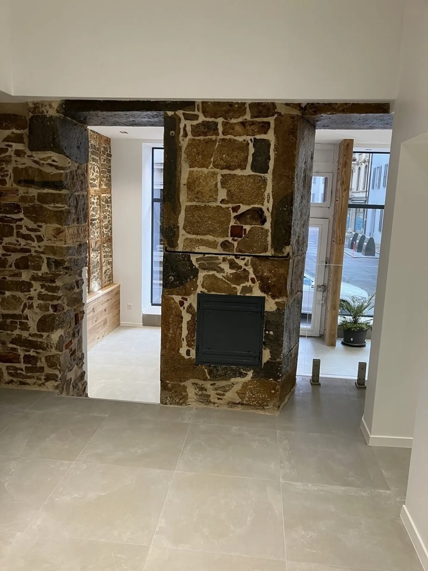 Superb commercial space with windows, fully renovated - Photo 6 of 8