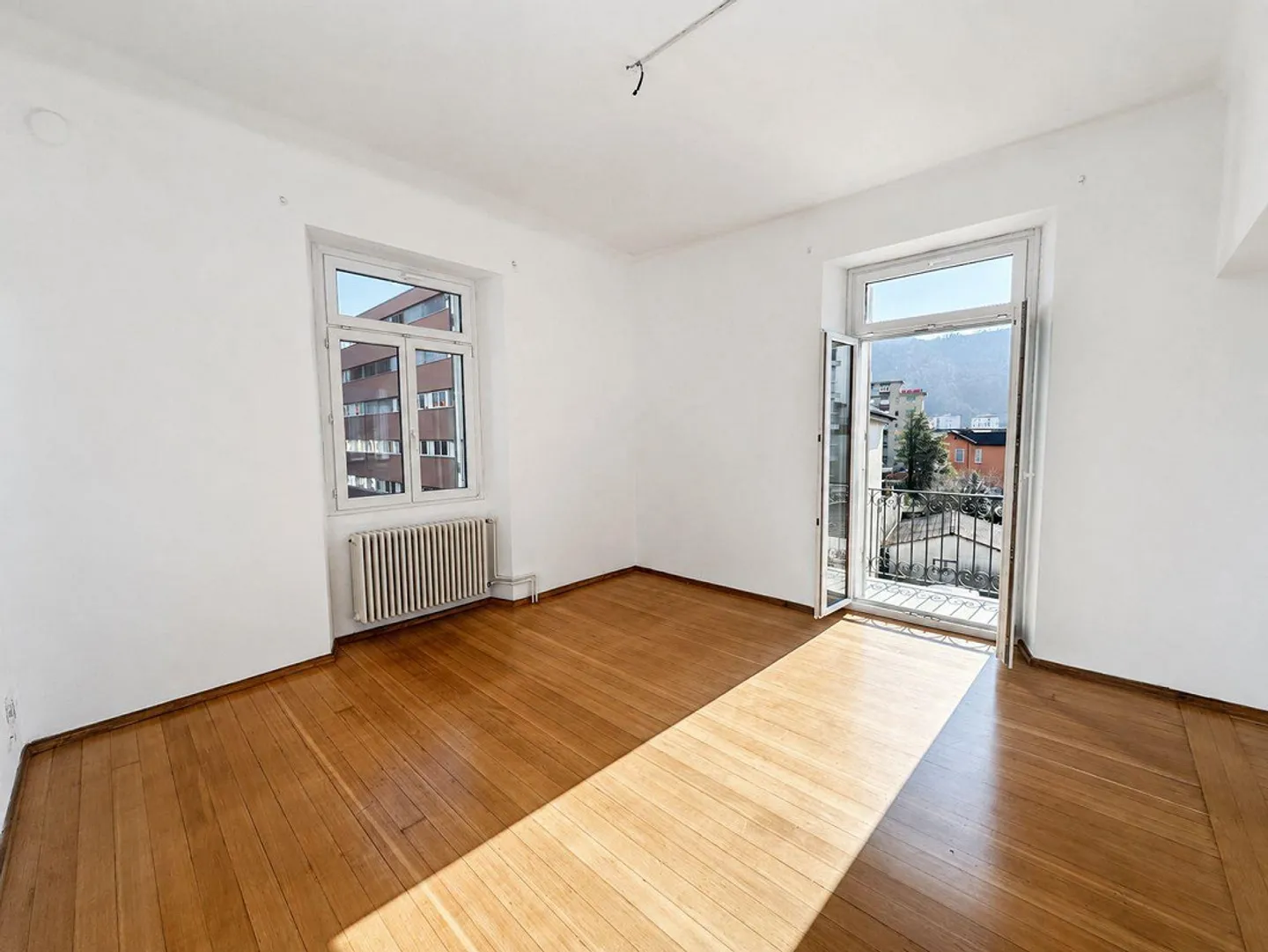 Appartement lumineux de 3,5 pièces avec balcon habitable au centre de Chiasso - Photo 1 sur 9