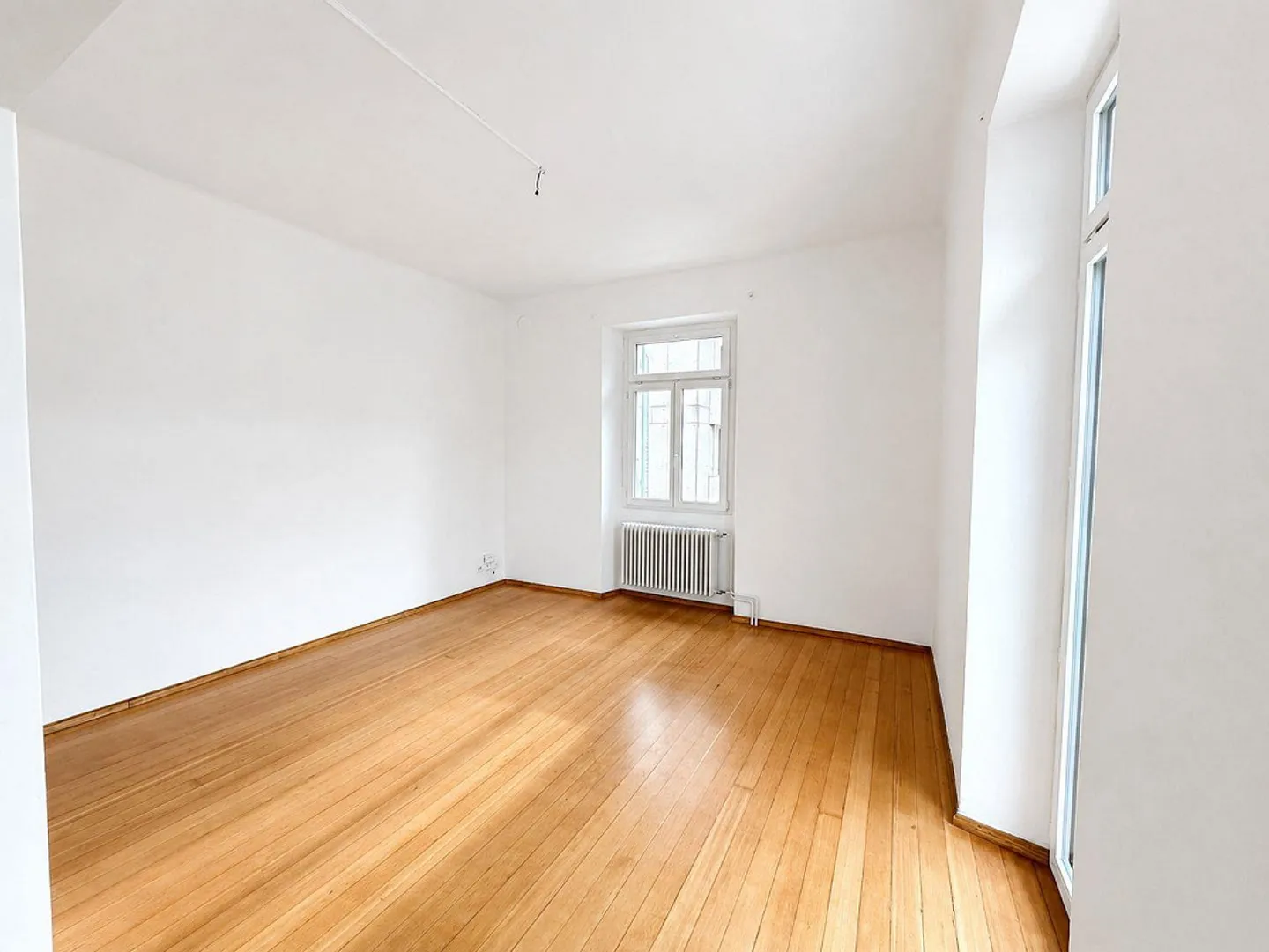 Appartement lumineux de 3,5 pièces avec balcon habitable au centre de Chiasso - Photo 3 sur 9