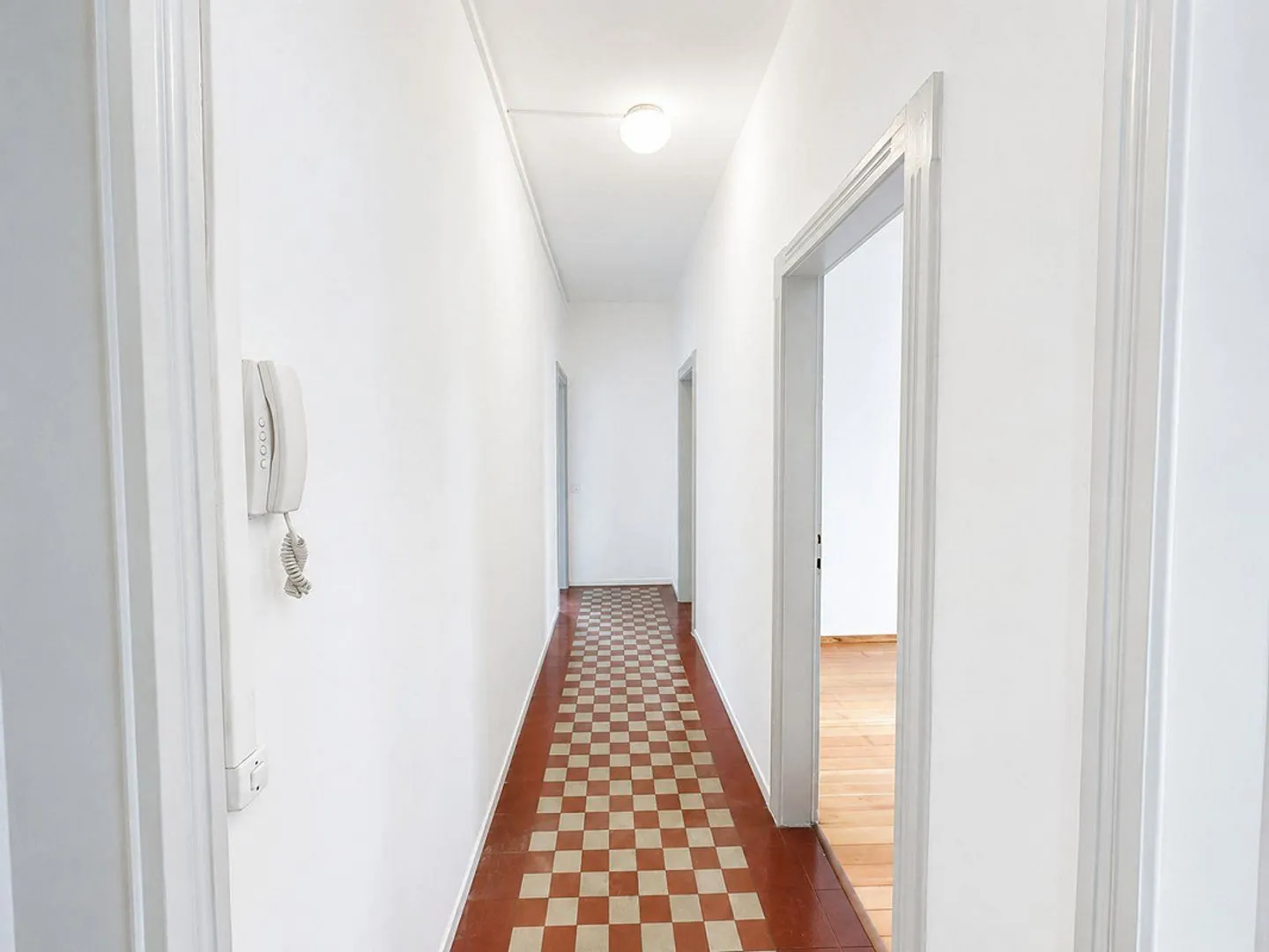 Appartement lumineux de 3,5 pièces avec balcon habitable au centre de Chiasso - Photo 4 sur 9