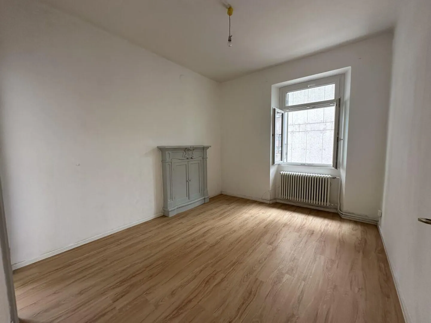 Appartement lumineux de 3,5 pièces avec balcon habitable au centre de Chiasso - Photo 5 sur 9