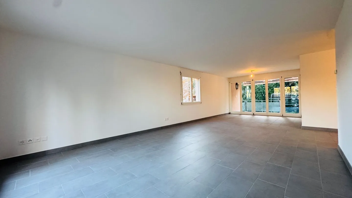 Ampio appartamento di 4½ locali con terrazza e due posti auto in garage sotterraneo - Foto 6 di 25