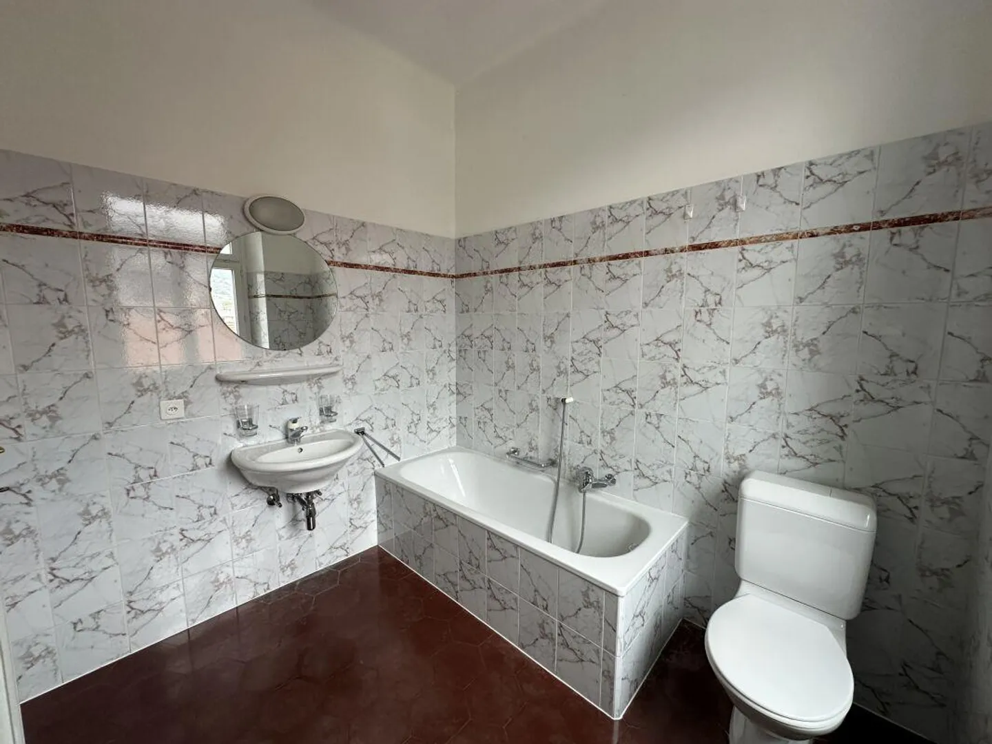 Appartement lumineux de 3,5 pièces avec balcon habitable au centre de Chiasso - Photo 8 sur 9