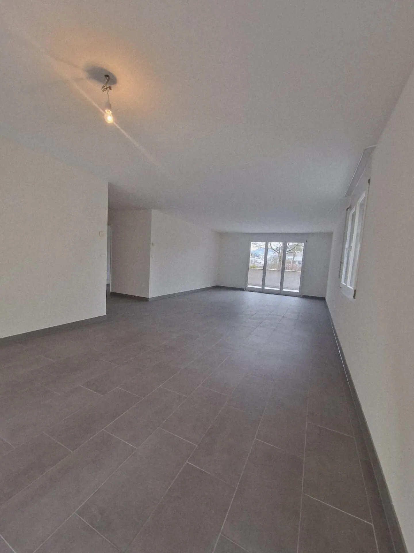 Ampio appartamento di 4½ locali con terrazza e due posti auto in garage sotterraneo - Foto 8 di 25