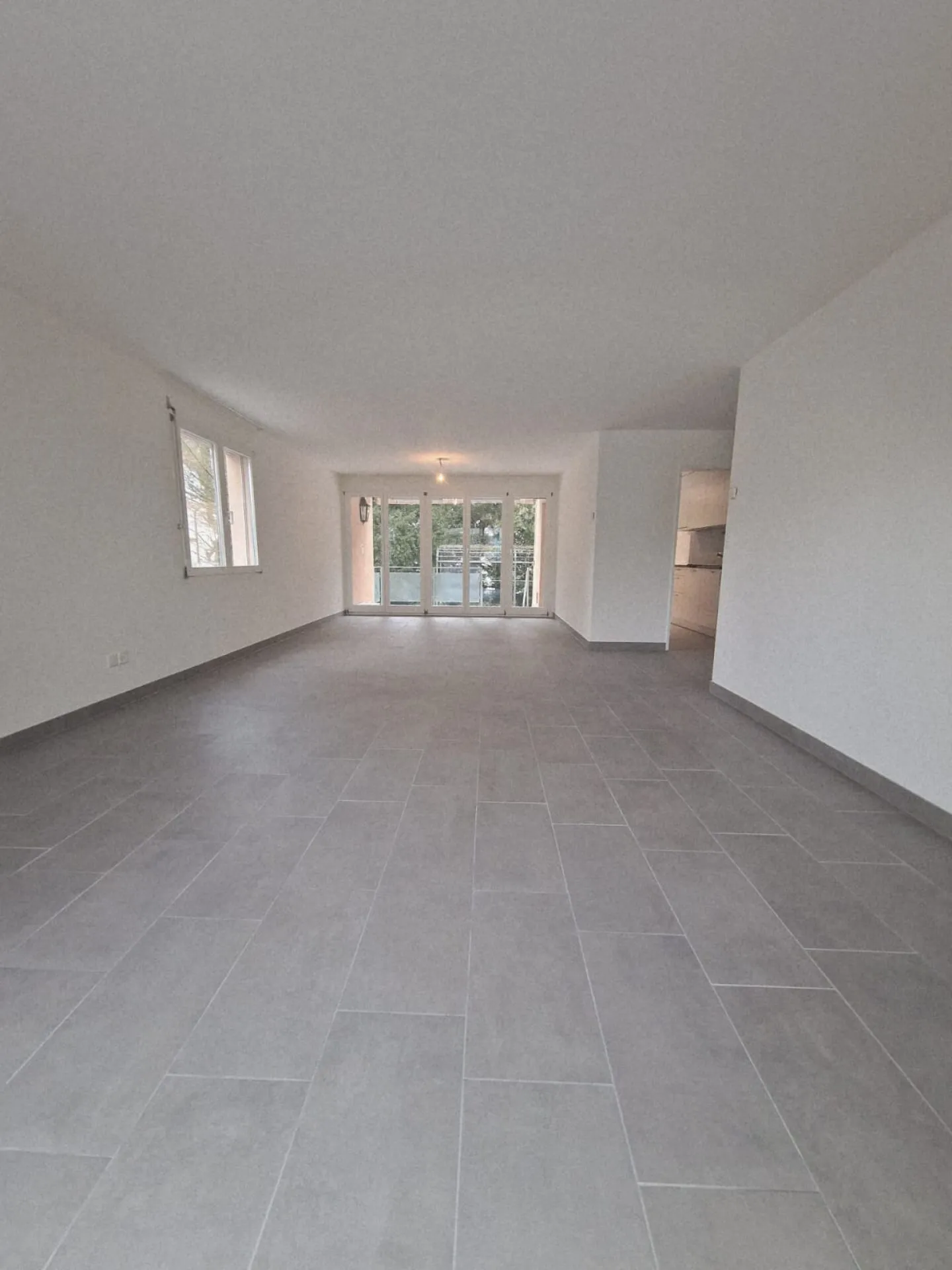 Ampio appartamento di 4½ locali con terrazza e due posti auto in garage sotterraneo - Foto 9 di 25