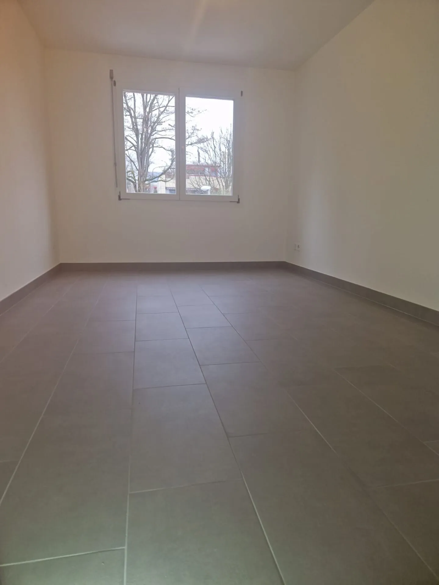 Ampio appartamento di 4½ locali con terrazza e due posti auto in garage sotterraneo - Foto 11 di 25