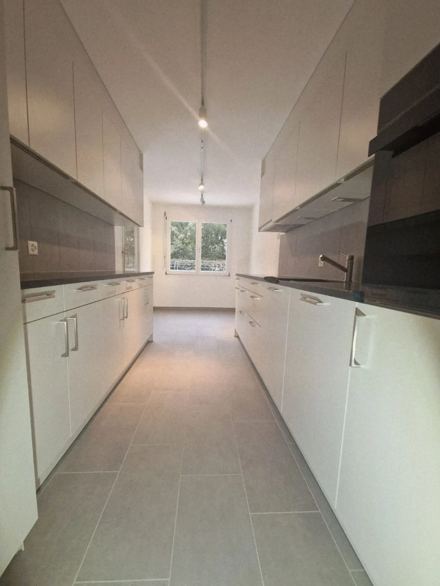 Ampio appartamento di 4½ locali con terrazza e due posti auto in garage sotterraneo - Foto 13 di 25